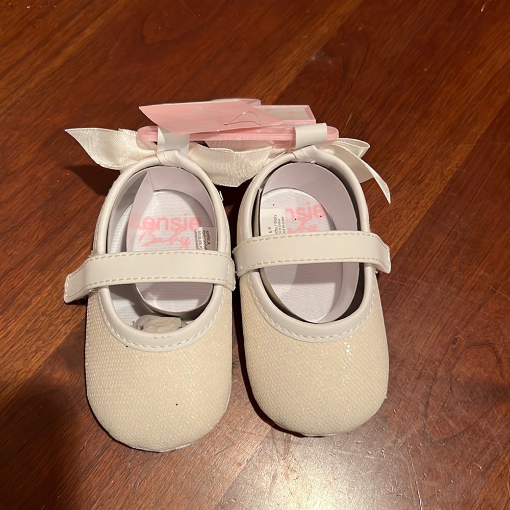 Kensie Baby shoes. Baby size 6-9m. NWT